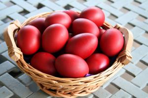 Црвено јајце – симбол за Велигден 