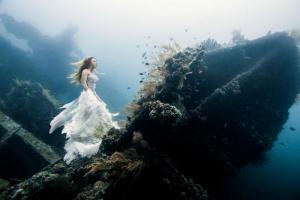 Неверојатна фотосесија на 25 метри под вода