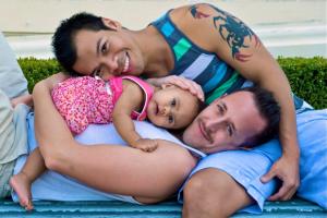 Може ли правилно да се израсне дете од геј родители?