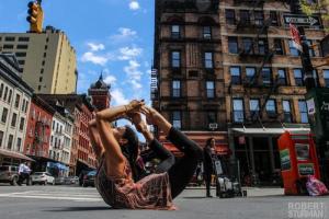 Вежбаат јога на сред Њујорк