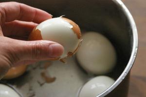 Како најлесно да излупите варено јајце?