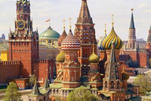 Москва, градот на катедралите со шарени куполи  