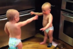 Близнаци преговараат од мали нозе