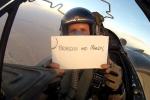 Пилот испраќа честитка до братот додека лета над Авганистан