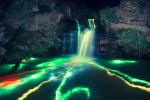 Прекрасно осветлени водопади 