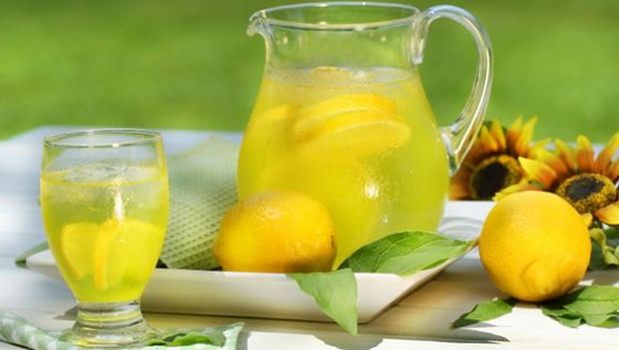 Лимонот содржи многу малку природен шеќер, затоа слободно додавајте цеден лимон во летните пијалаци.