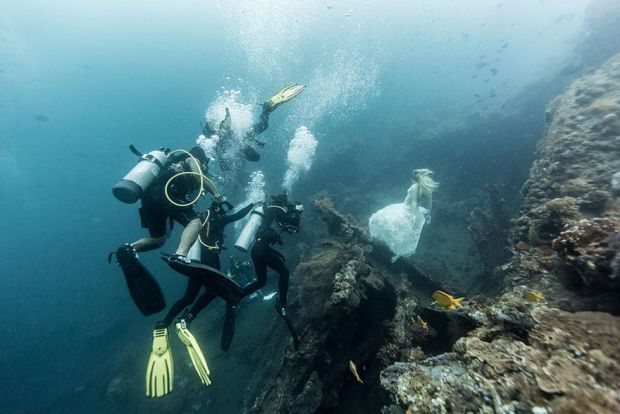 Неверојатна фотосесија на 25 метри под вода, потонат брод, Бали, modeli, nurkaci, bali, potonat brod, forosesija, нуркачи, боци со кислород