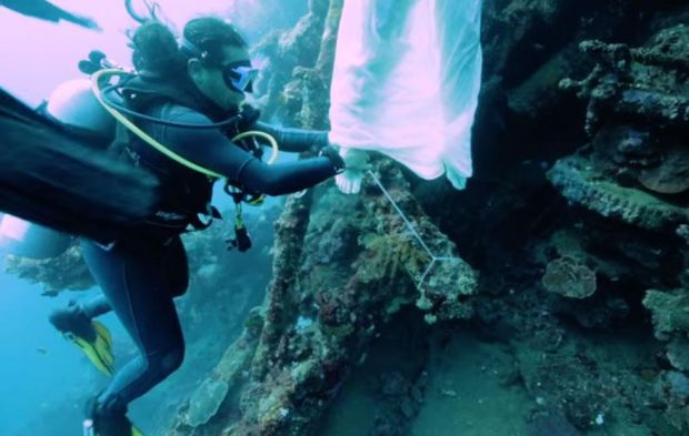 Неверојатна фотосесија на 25 метри под вода, потонат брод, Бали, modeli, nurkaci, bali, potonat brod, forosesija, нуркачи, боци со кислород