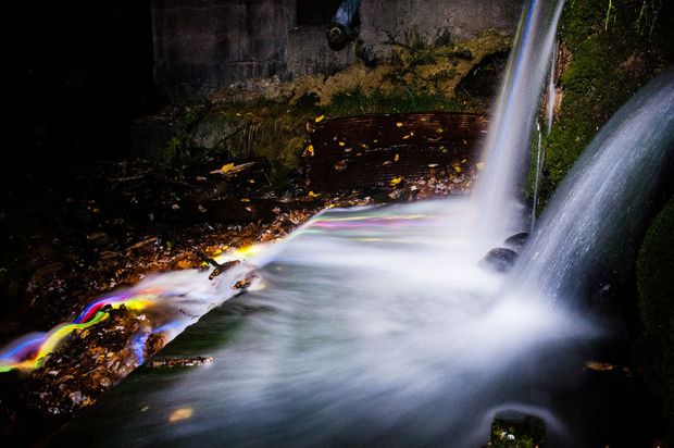 Прекрасно осветлени водопади, Prekrasno osvetleni vodopadi