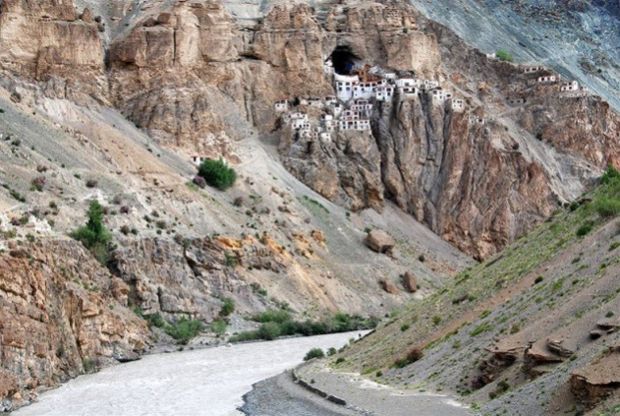 Neverojatni manastirski gradbi, Неверојатни манастирски градби, Manastiri, Манастири, manastirot Phugtal Compa vo Indija, манастирот Phugtal Compa во Индија